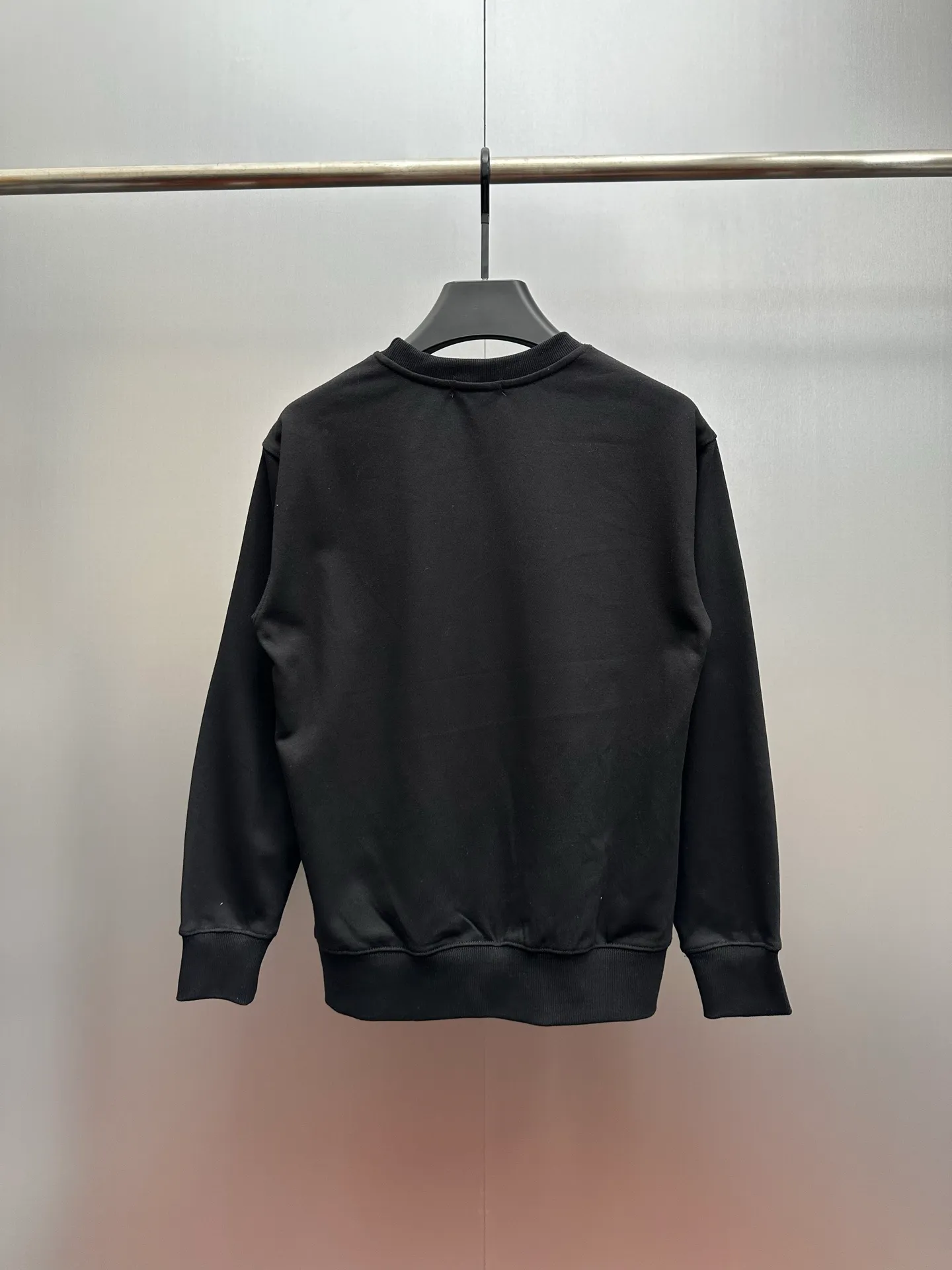 P240 Ralph Lauren/Ralph Lauren classic pony logo jersey long-sleeved sweatshirt. Loose and lazy casual style design. The solid color base is simple and versatile, making it easy to control various styles. ‌The coat fabric is made of 60% cotton➕40% polyester, which not only retains the softness, comfort and breathability of cotton, but also adds the wear resistance and wrinkle resistance of polyester fiber, making the clothes more durable and easy to care for. Even in slightly cooler weather, you won't feel stuffy when wearing it. This kind of fabric has a natural crisp feel and is not easy to pill or deform. The large logo embroidery on the chest is full of color, full of three-dimensionality and lifelike. Designed in the same style for men and women, it is suitable for couples or family wear. It is both practical and beautiful. It is an indispensable and practical item in the wardrobe! Ralph Lauren's age-reducing items add a bit of liveliness and interest to the entire sweatshirt. There is no pressure to dress, regardless of age or gender. Complete accessories!  Color: Black Size: S-xL